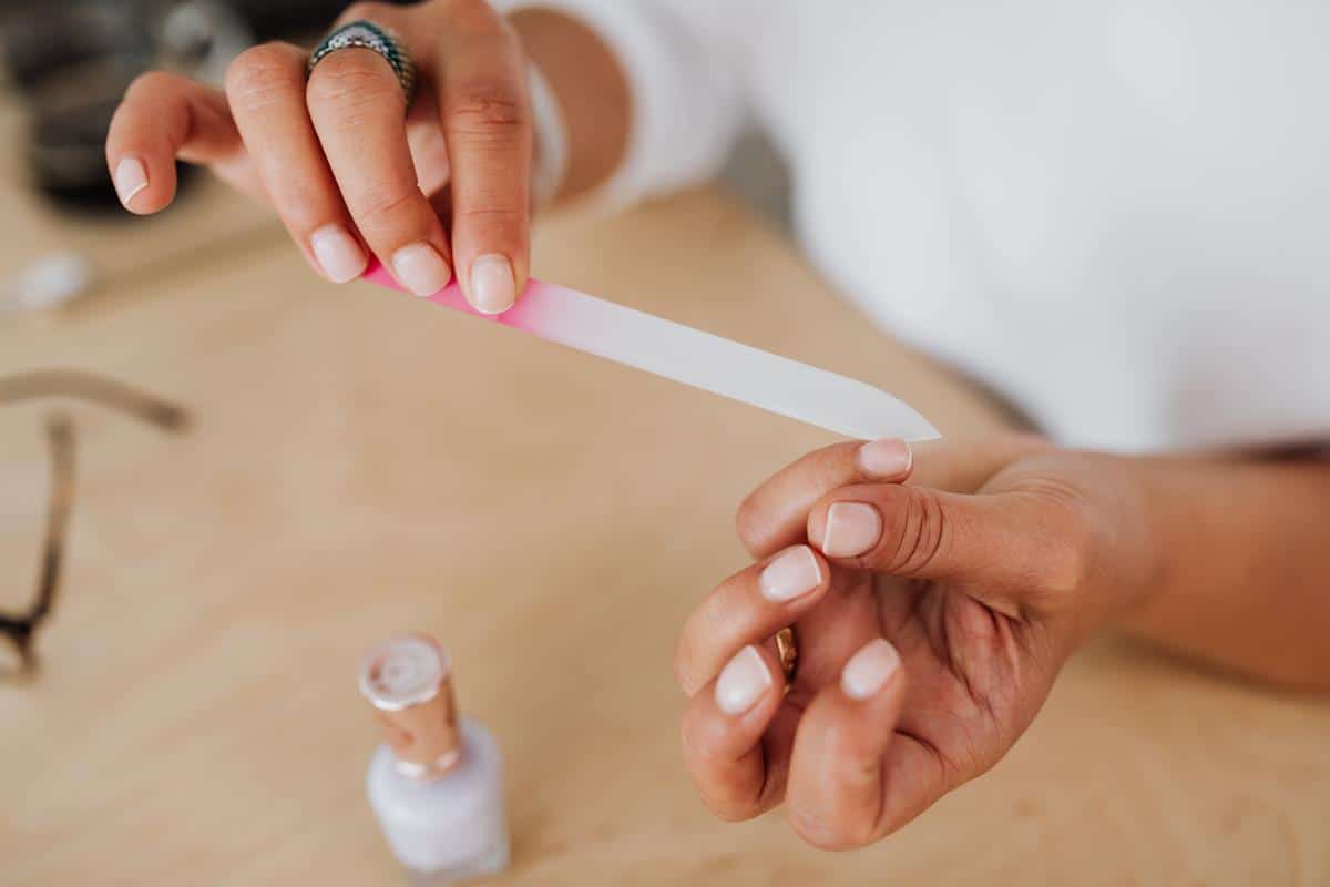 Did you take off the hybrid and now your nails are breaking? Find out how to care for them!
